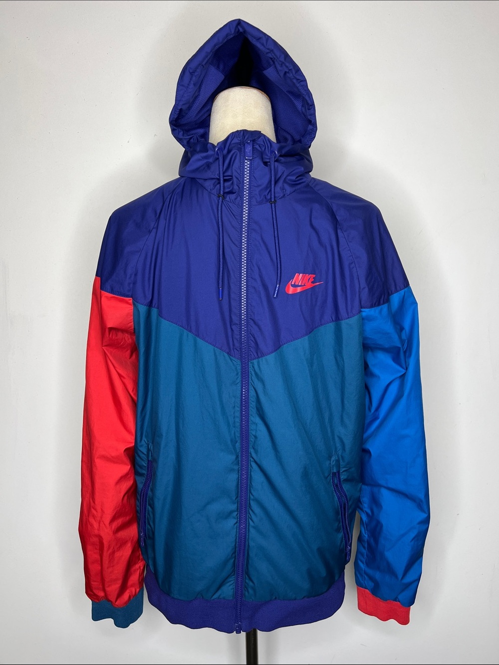 NIKE WINDBREAKER